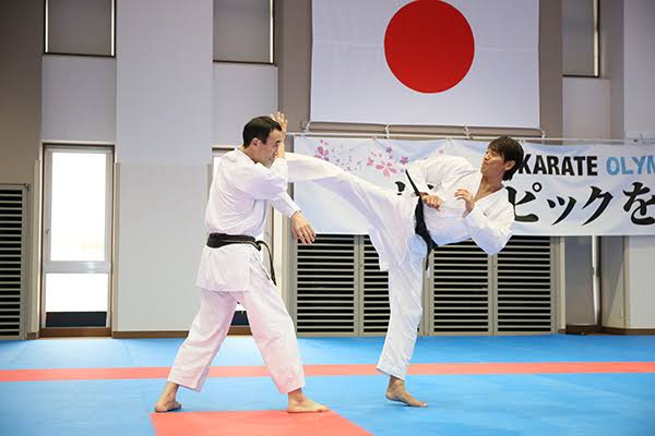 空手道を披露する永井大さん